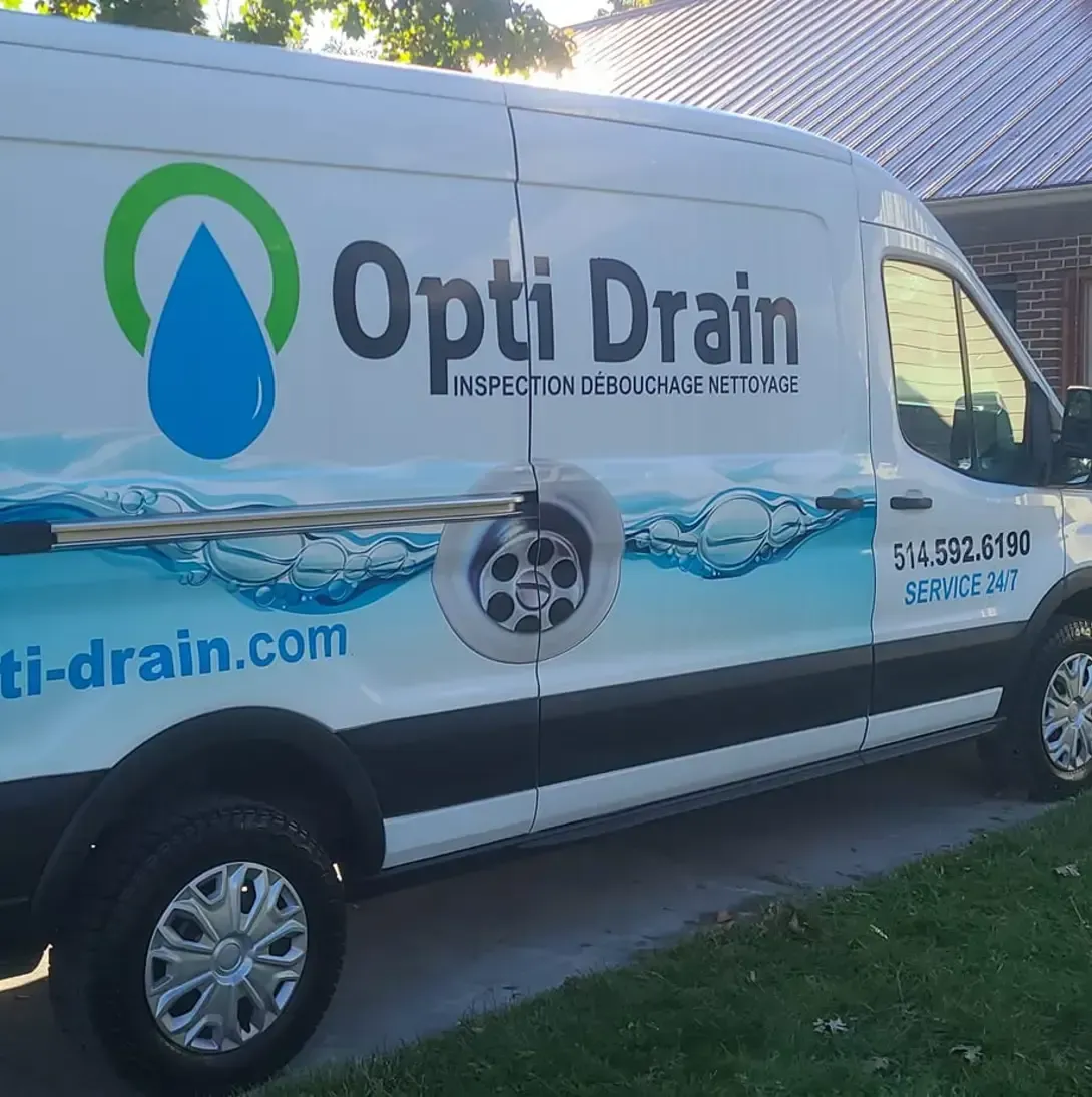 Une camionnette blanche avec le mot Opti Drain dessus
