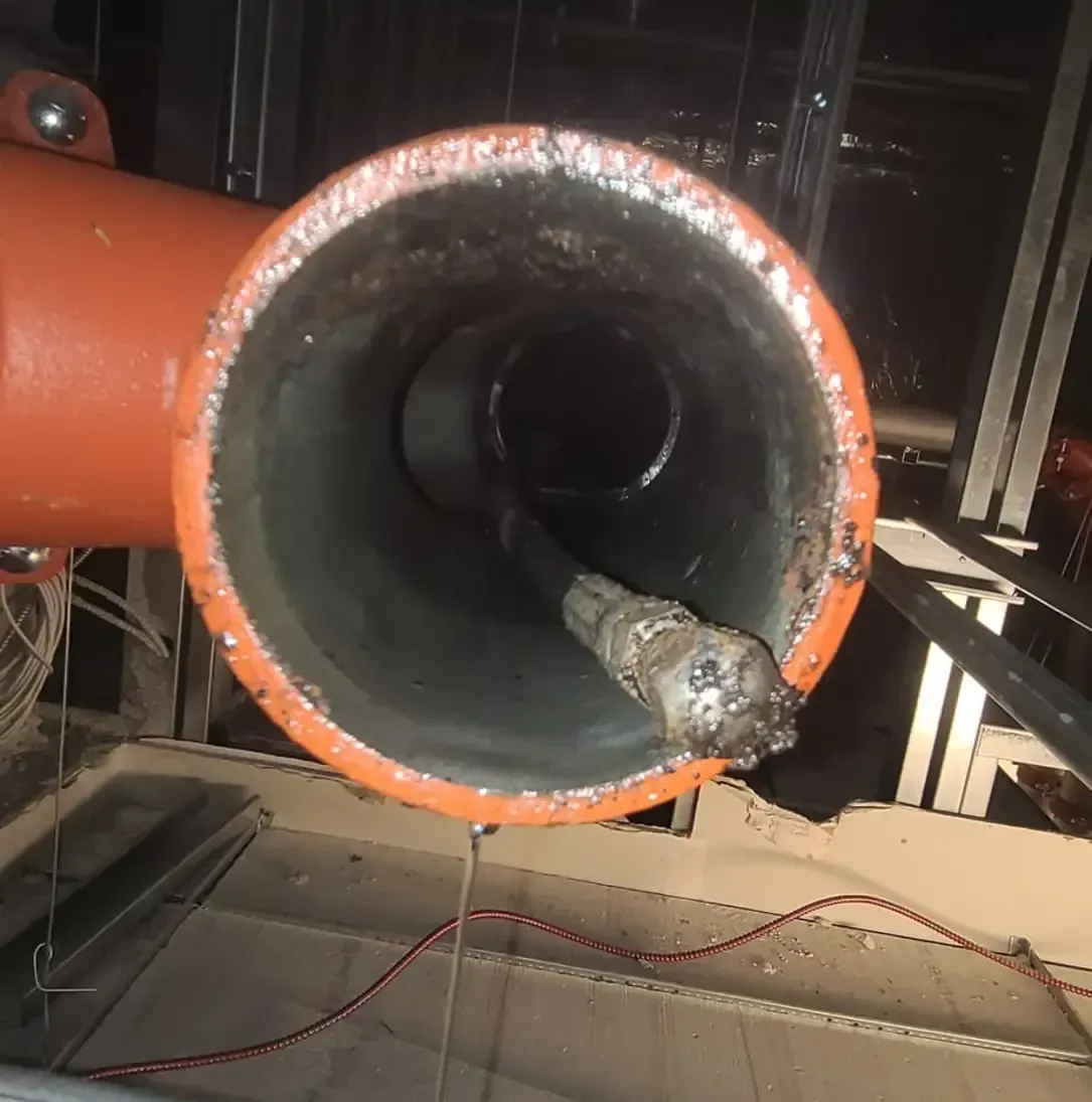 L'intérieur d'un tuyau orange avec un tuyau qui en sort