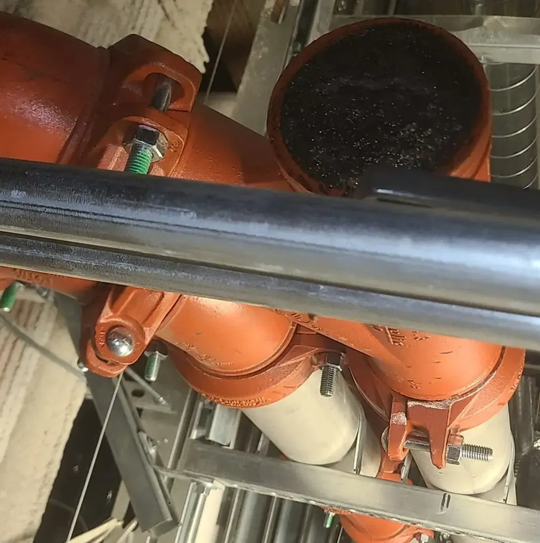 Un tas de tuyaux sont reliés les uns aux autres dans un bâtiment