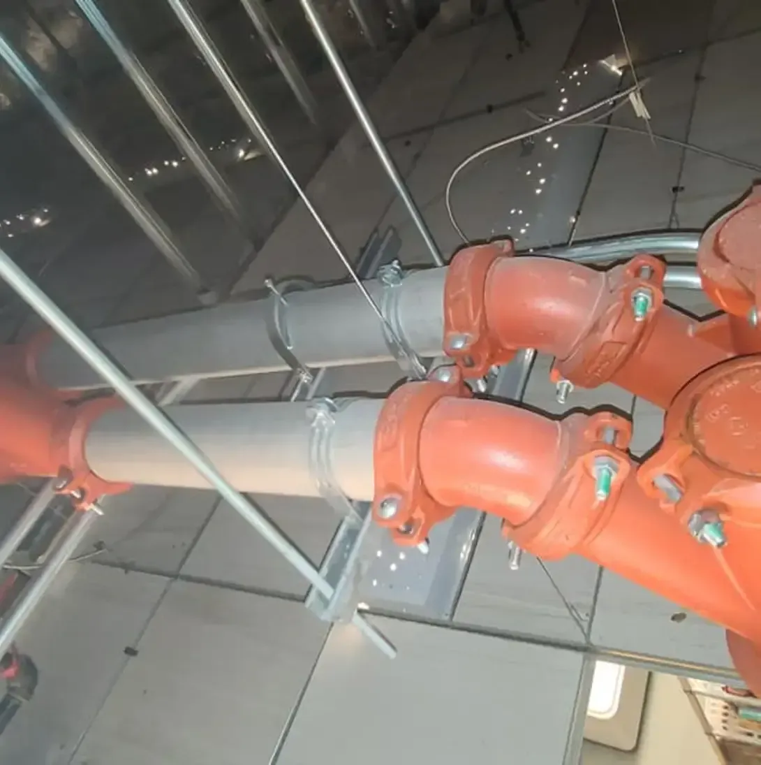 Un tas de tuyaux pendent du plafond