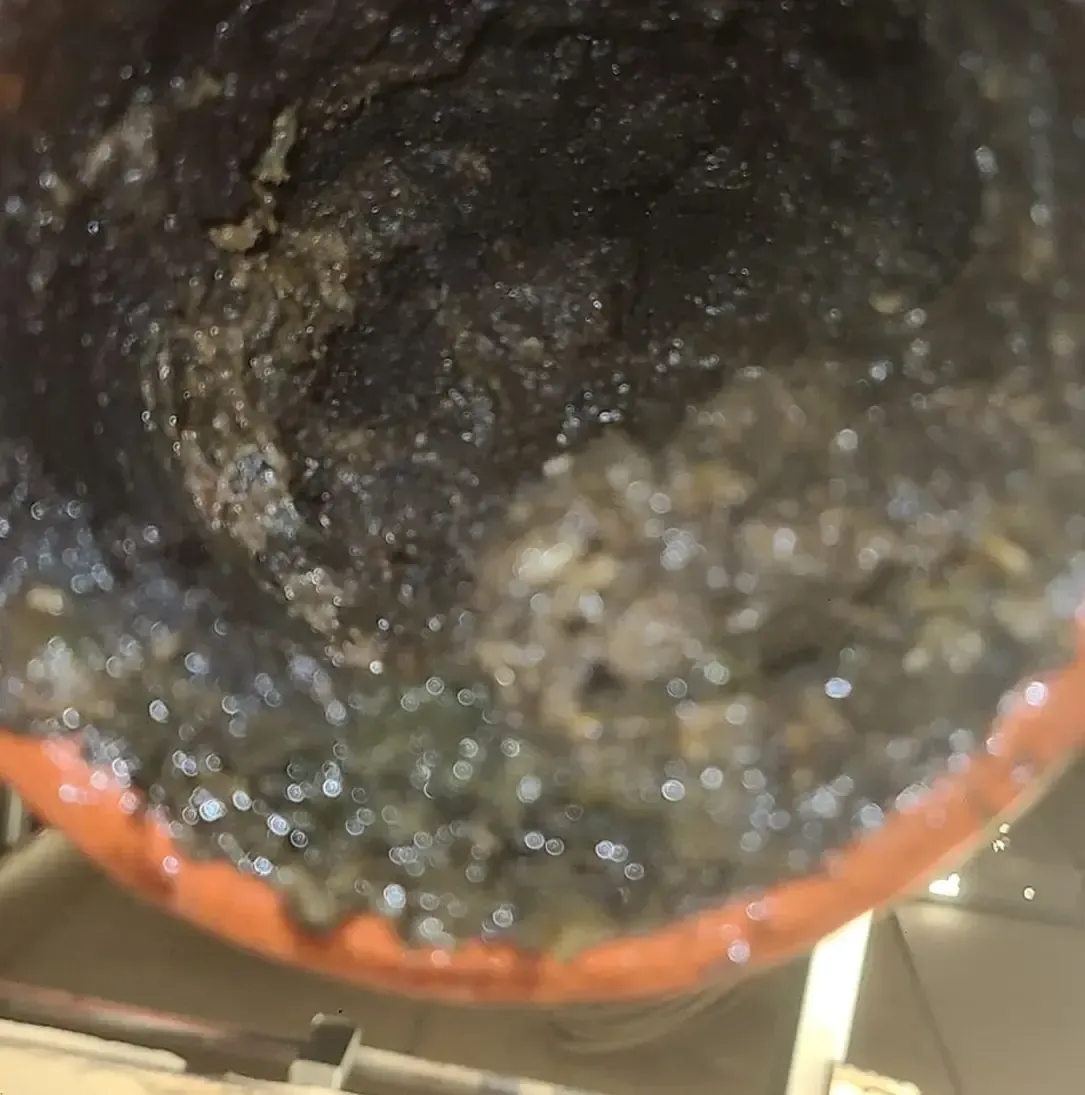 Un gros plan d'un pot rempli d'un liquide brun