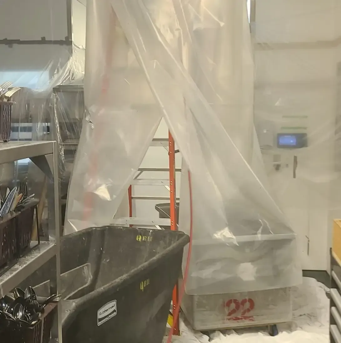 Un sac en plastique recouvre un chariot portant le numéro 22.