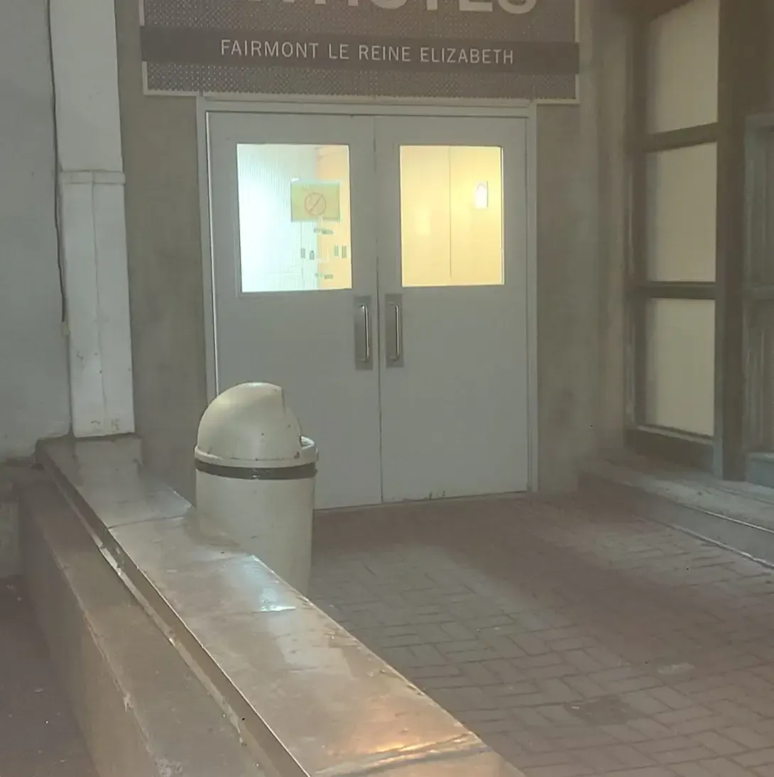 Un bâtiment avec un panneau indiquant Fairmont II Rebecca Elizabeth