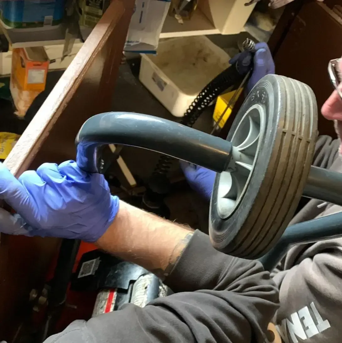 Un homme portant des gants bleus tient une roue