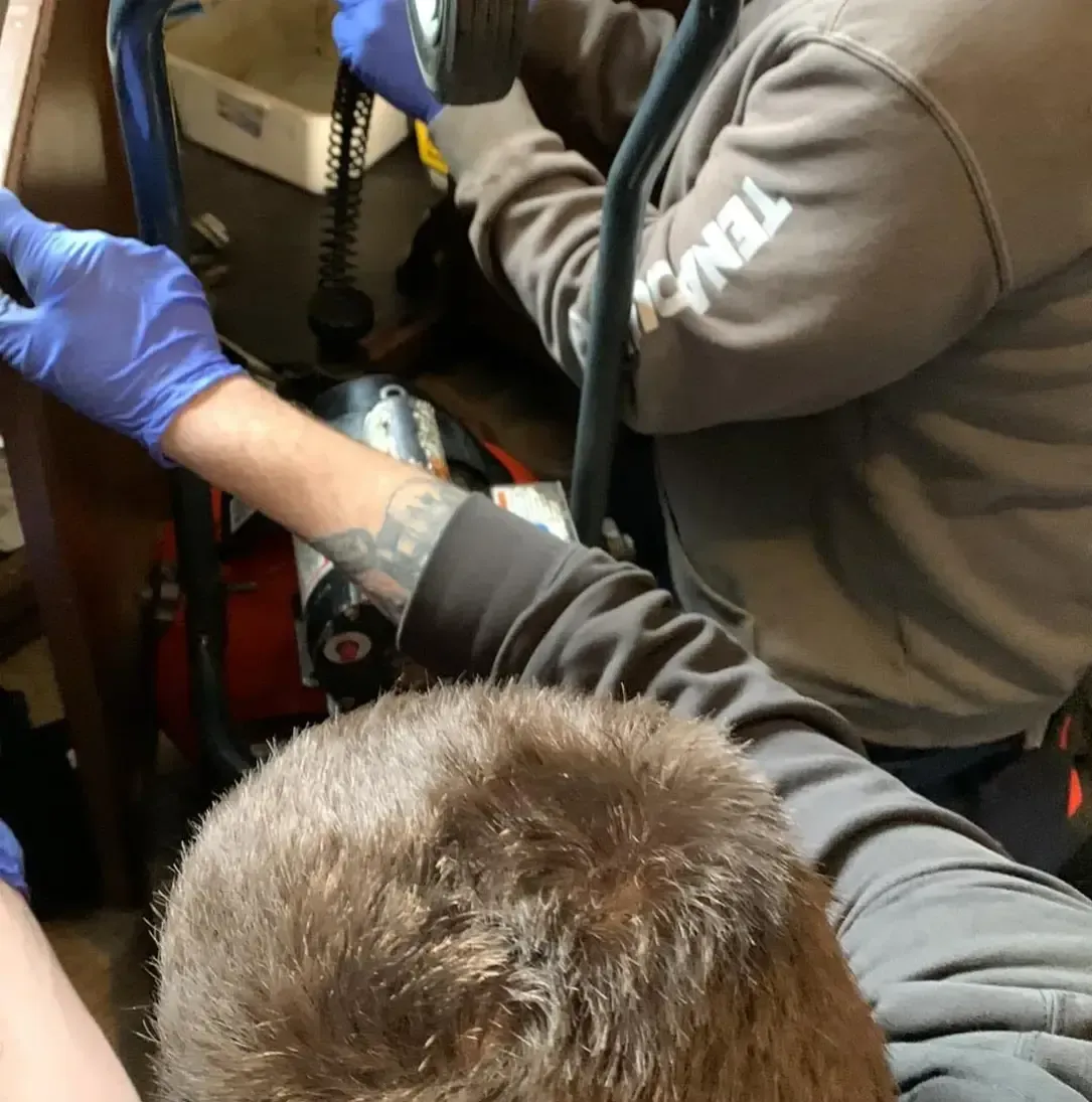 Un homme portant un pull avec le mot tena dessus