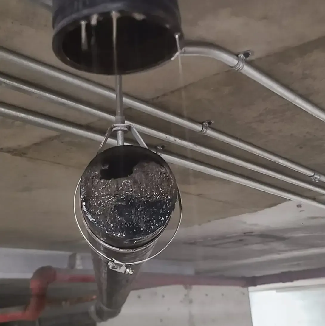 Un seau est suspendu au plafond d'un bâtiment.