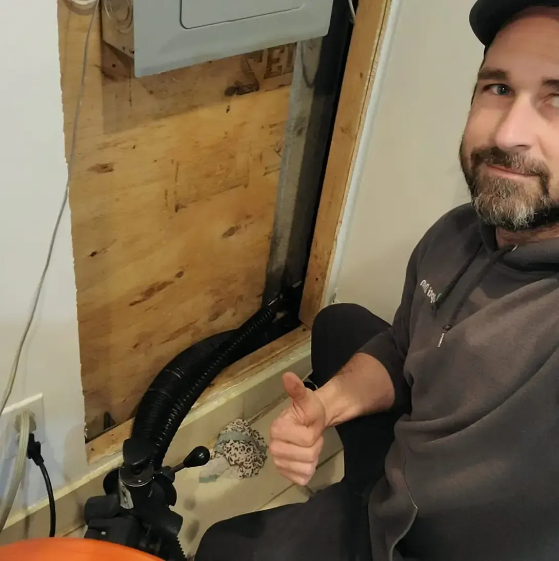 Un homme avec une barbe fait un signe du pouce vers le haut