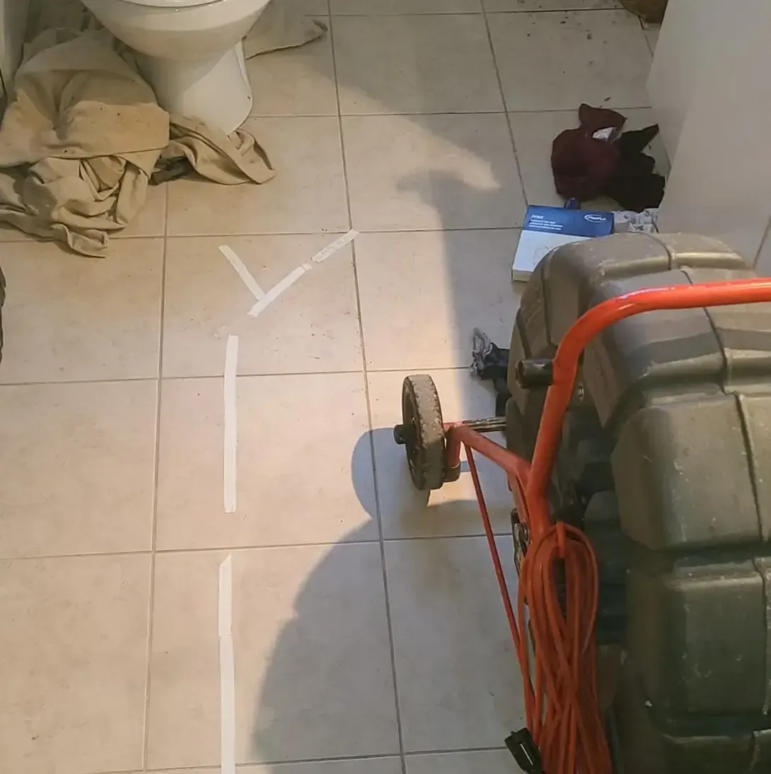 Une toilette est sur le sol à côté d'une brouette