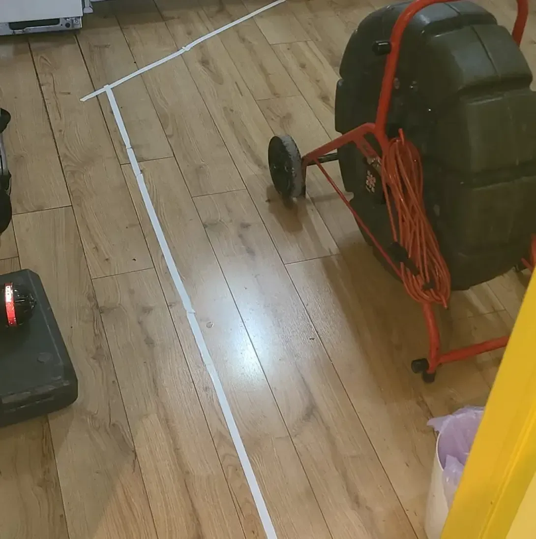 Un plancher en bois avec une ligne blanche dessus