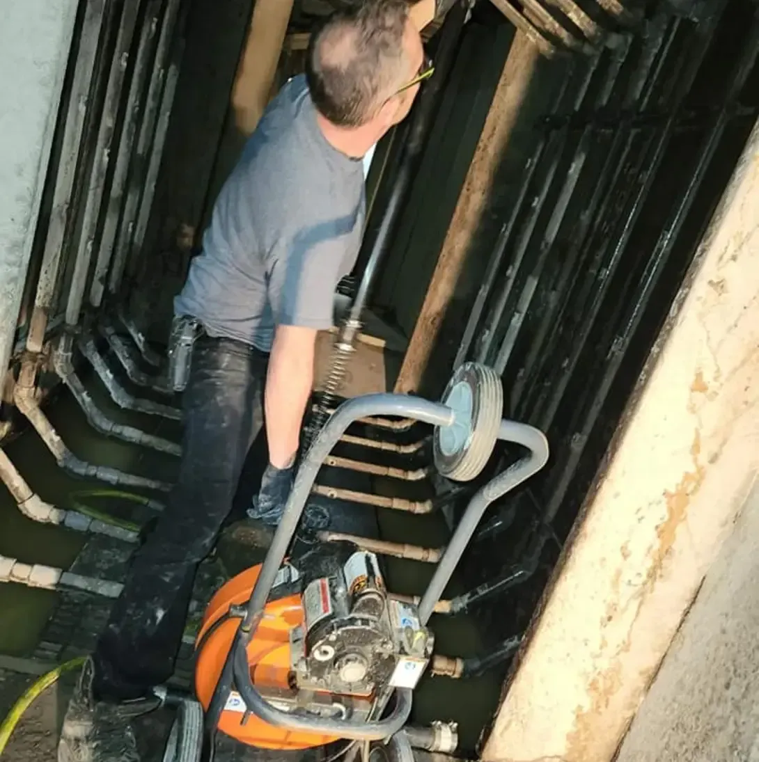 Un homme travaille sur une machine dans un tunnel