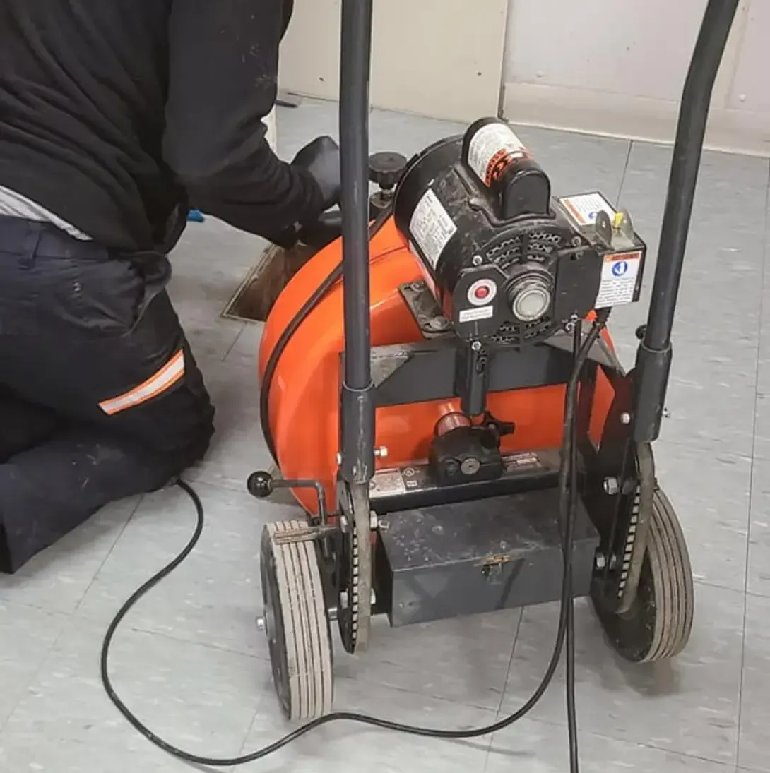 Un homme est agenouillé à côté d'une machine avec le numéro 10 dessus