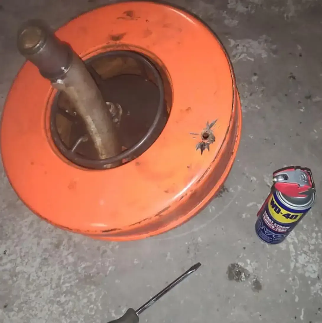 Une boîte de WD-40 se trouve à côté d'un tournevis