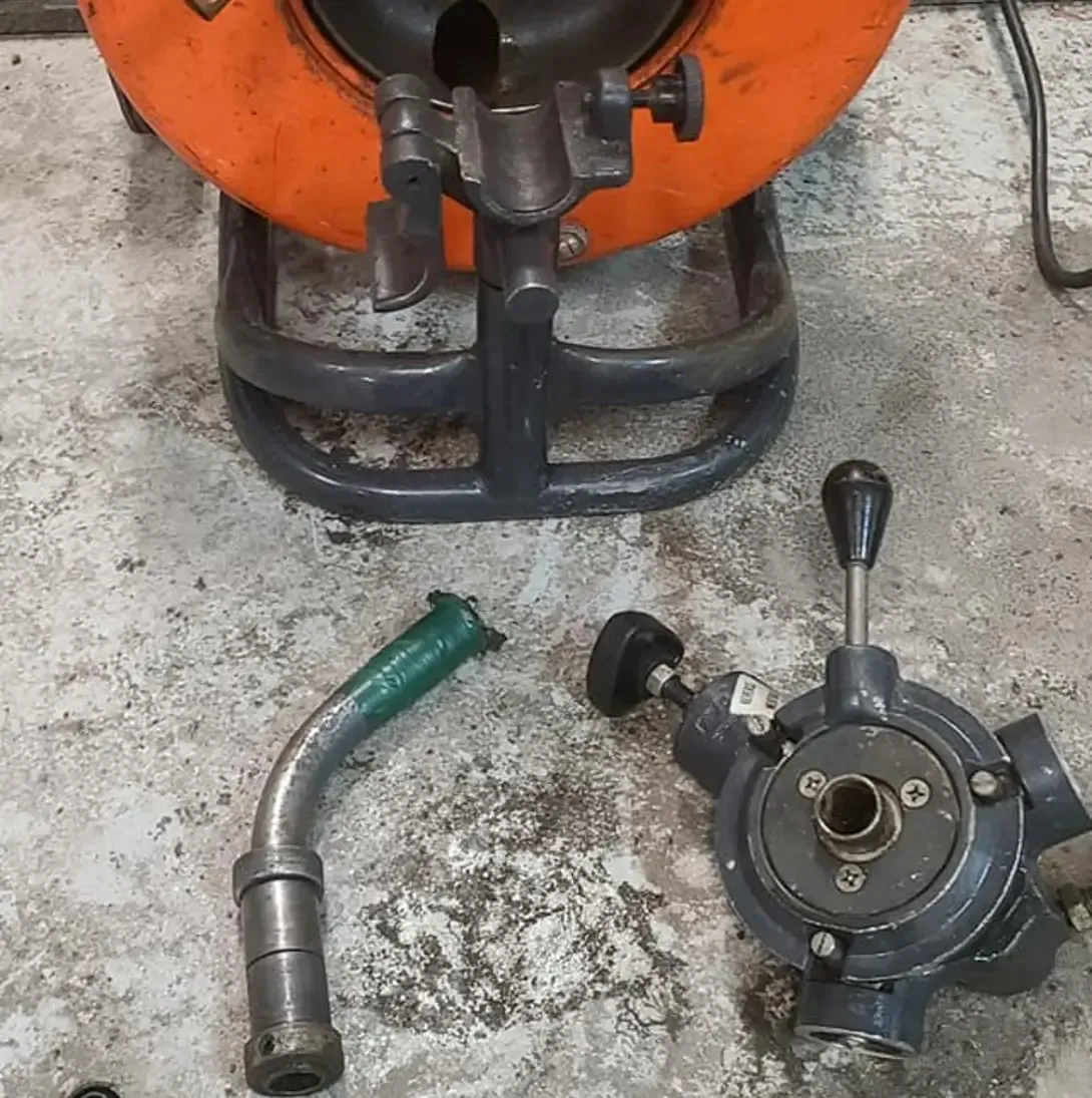 Un tuyau est posé sur le sol à côté d'une machine