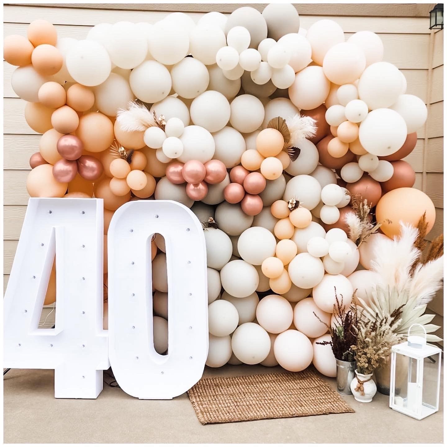 A wall of balloons with the number 40 in the middle.