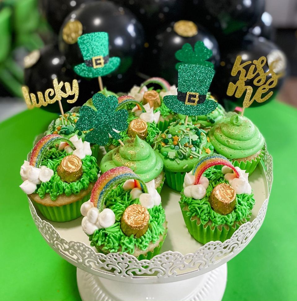 A bunch of cupcakes decorated for st. patrick 's day on a cake stand.