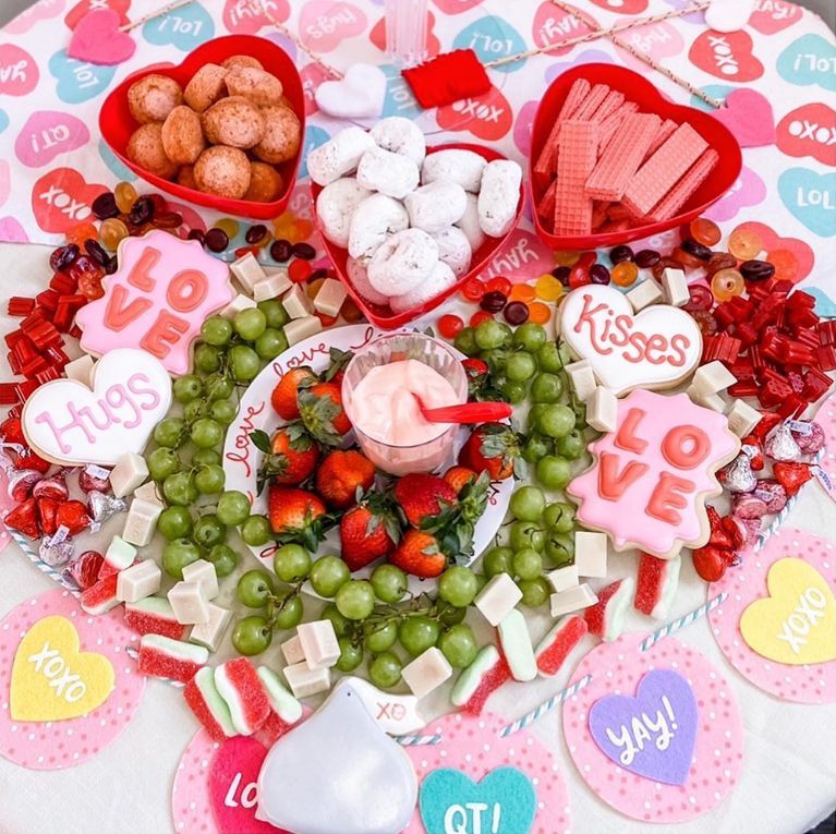 A valentine 's day tray with a heart shaped cookie that says kisses