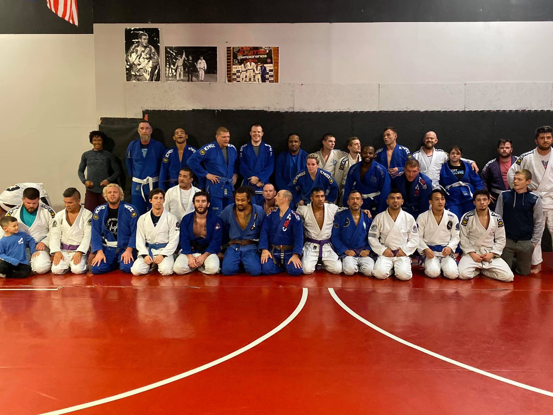 A group of people are posing for a picture in a gym.