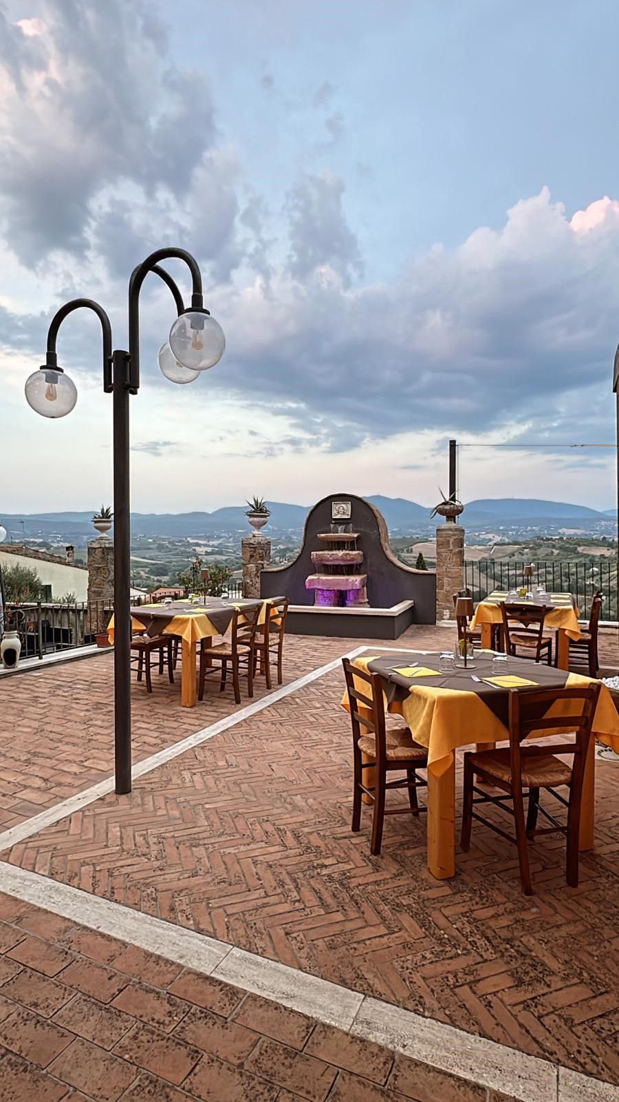 Terrazza panoramica del ristorante a Otricoli: La Terrazza Bistrot