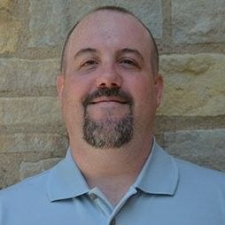 A large building with a fountain in front of it.