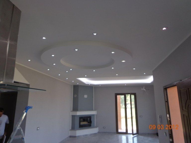 soggiorno con camino e soffitto in cartongessso