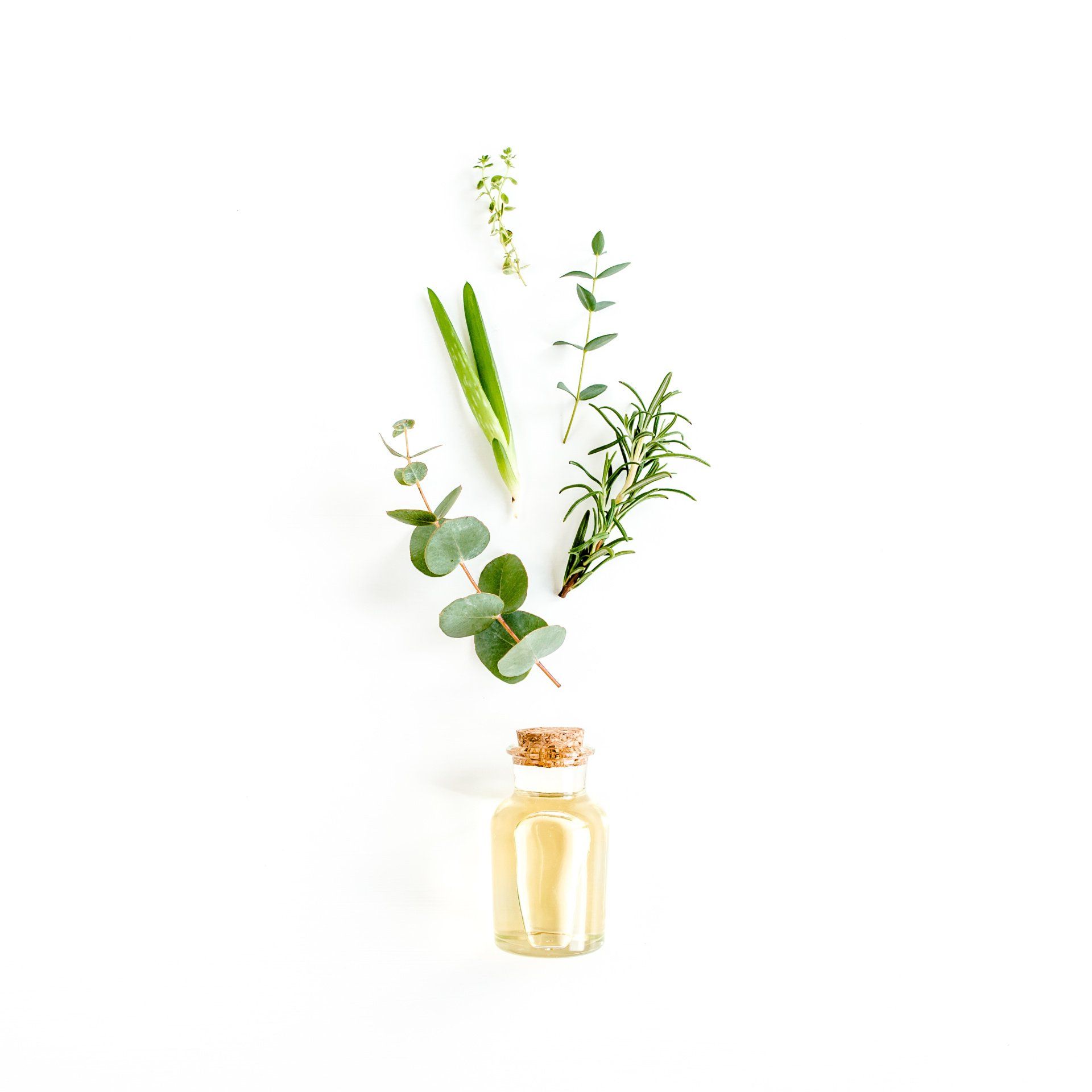 kleine Glasflasche mit Öl und Kräutern