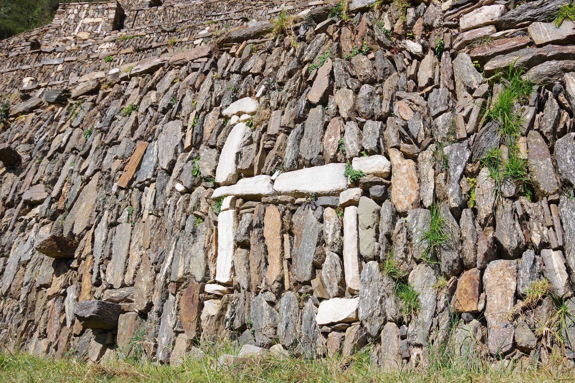 stone marking, llama, stone ruins