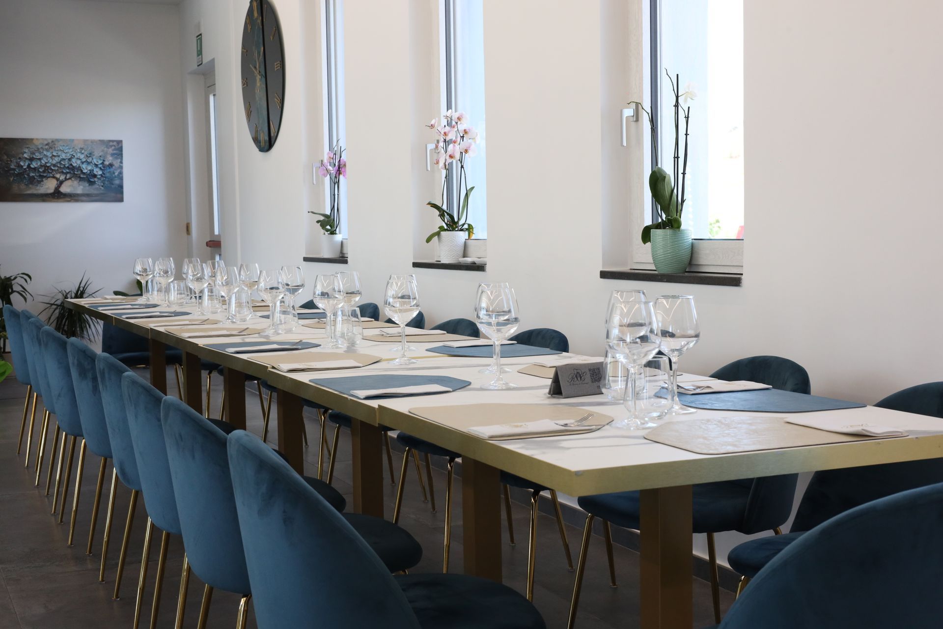 Donna con retina per capelli e grembiule che prepara piatti di cibo in cucina. Dispone verdure, pomodorini e altri ingredienti su ogni piatto.