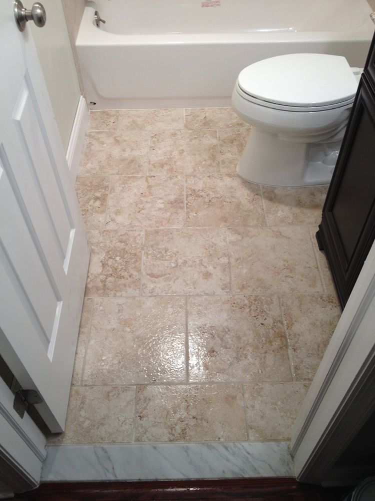 A bathroom with a toilet and a bathtub