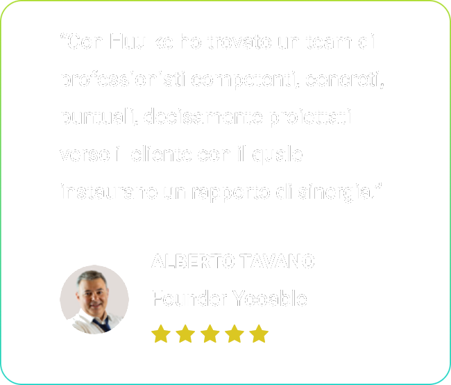 Una foto di un uomo in giacca e cravatta con una recensione di un cliente.