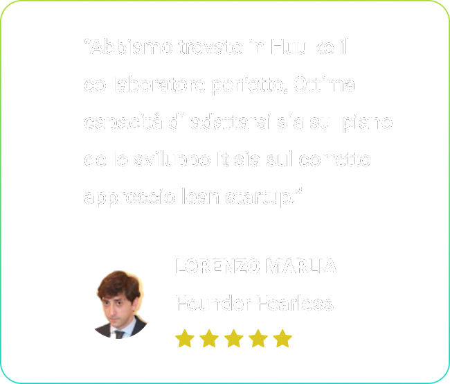 Una foto di un uomo in giacca e cravatta con una recensione.