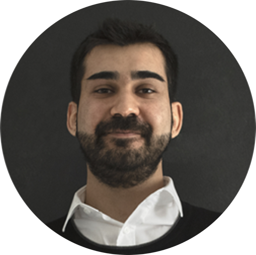 Un uomo con la barba sorride in cerchio