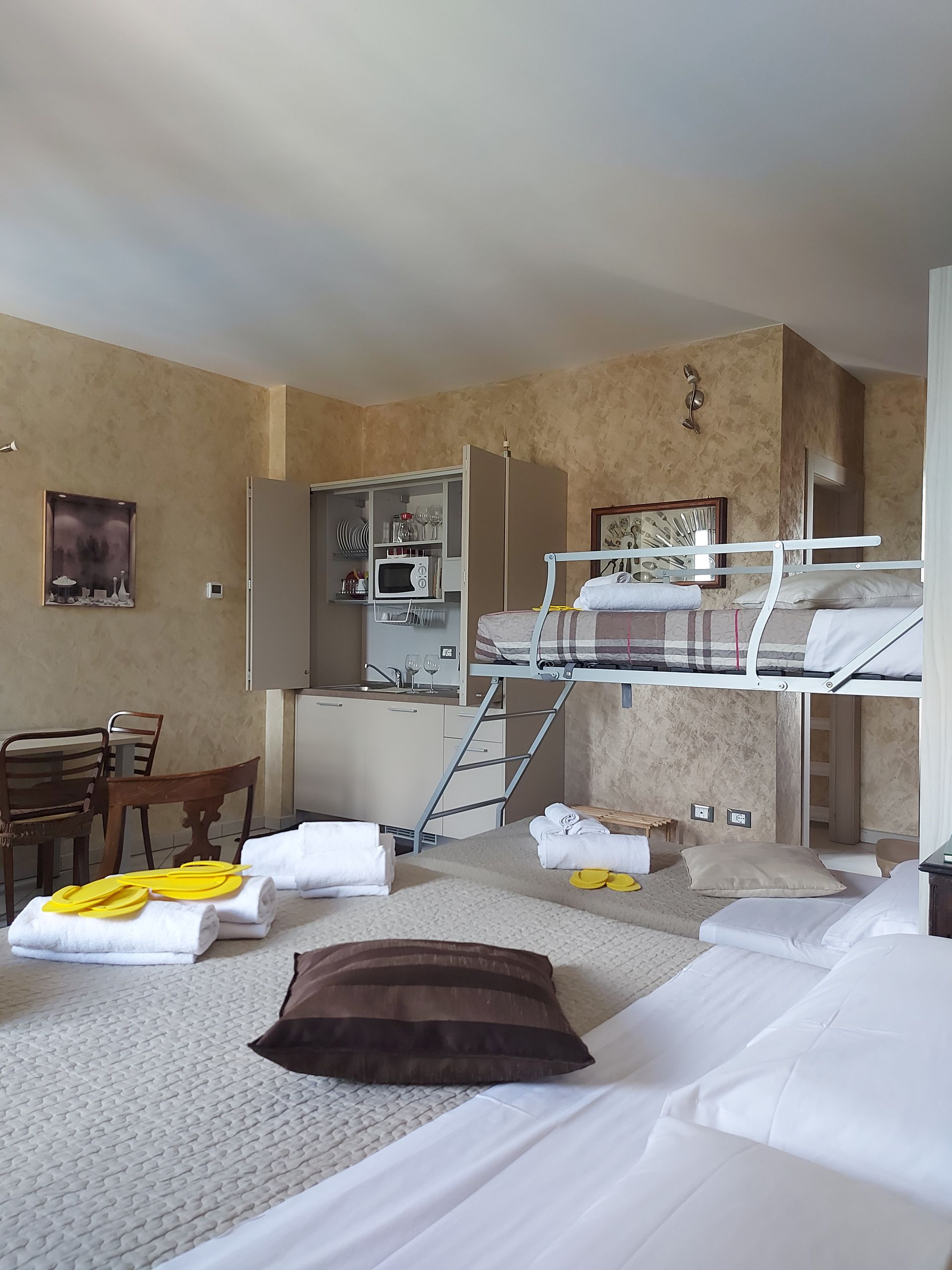 Panoramica dell'appartamento Sabbie Dorate con cucina attrezzata a Rocche di Montexelo