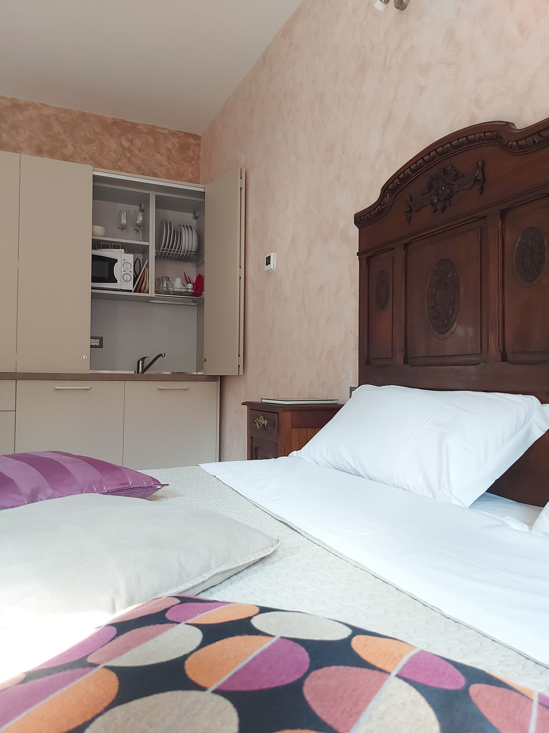 bed and private kitchen in open-plan apartment Salt Crystals at Rocche di Montexelo, holiday home with private spa