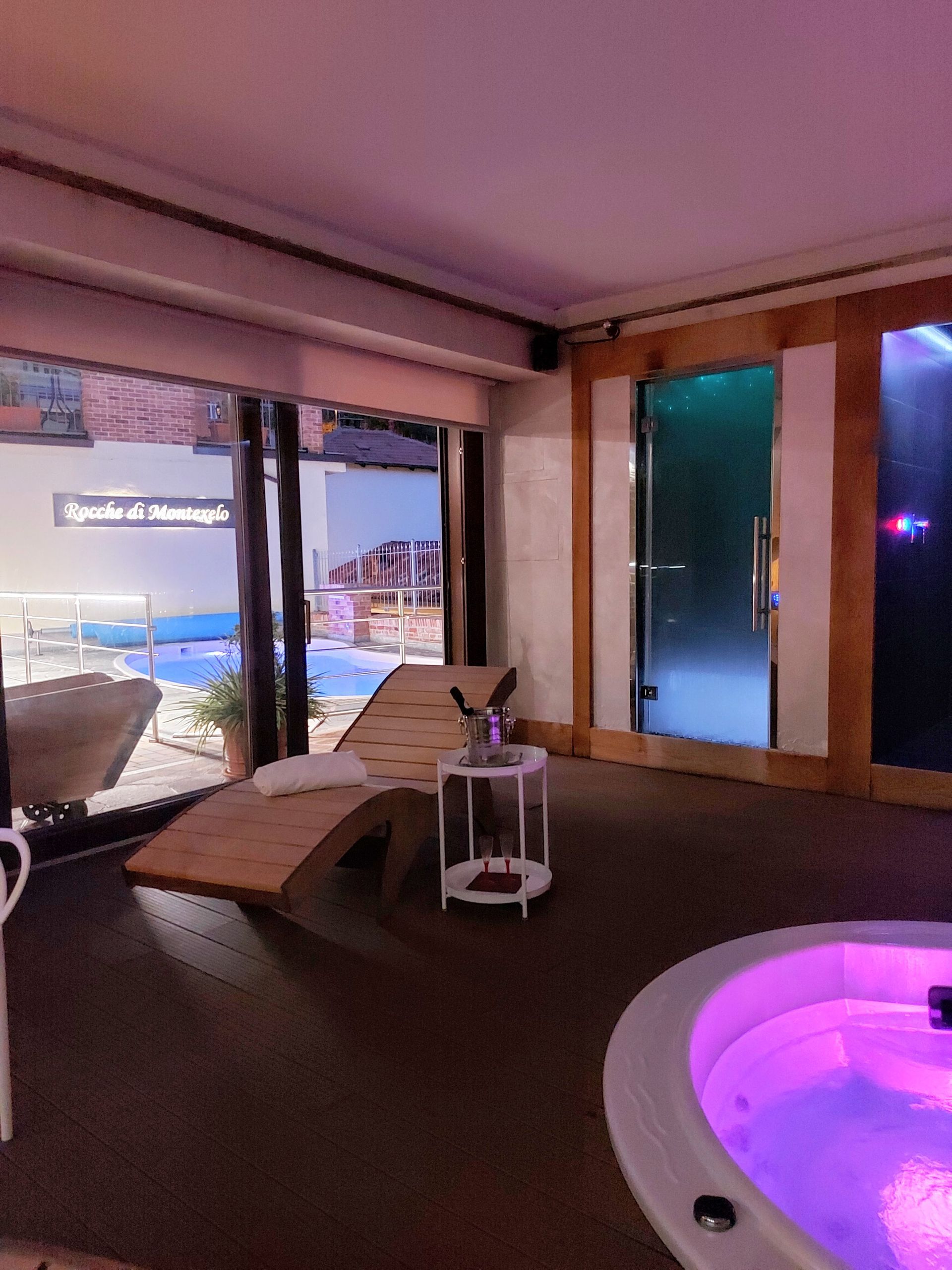 Panoramica di notte della spa privata con vista su piscina esterna green a Rocche di Montexelo nelle Langhe