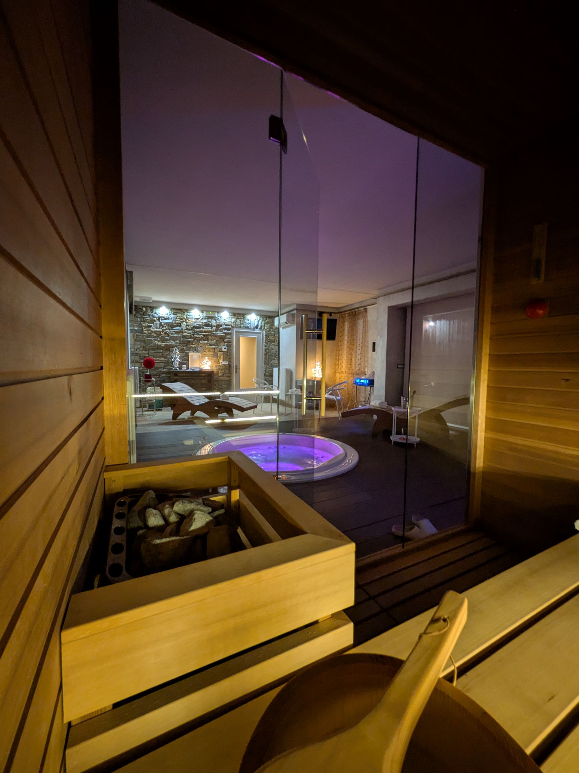 Panoramica della spa privata a Rocche di Montexelo vista dalla sauna finlandese