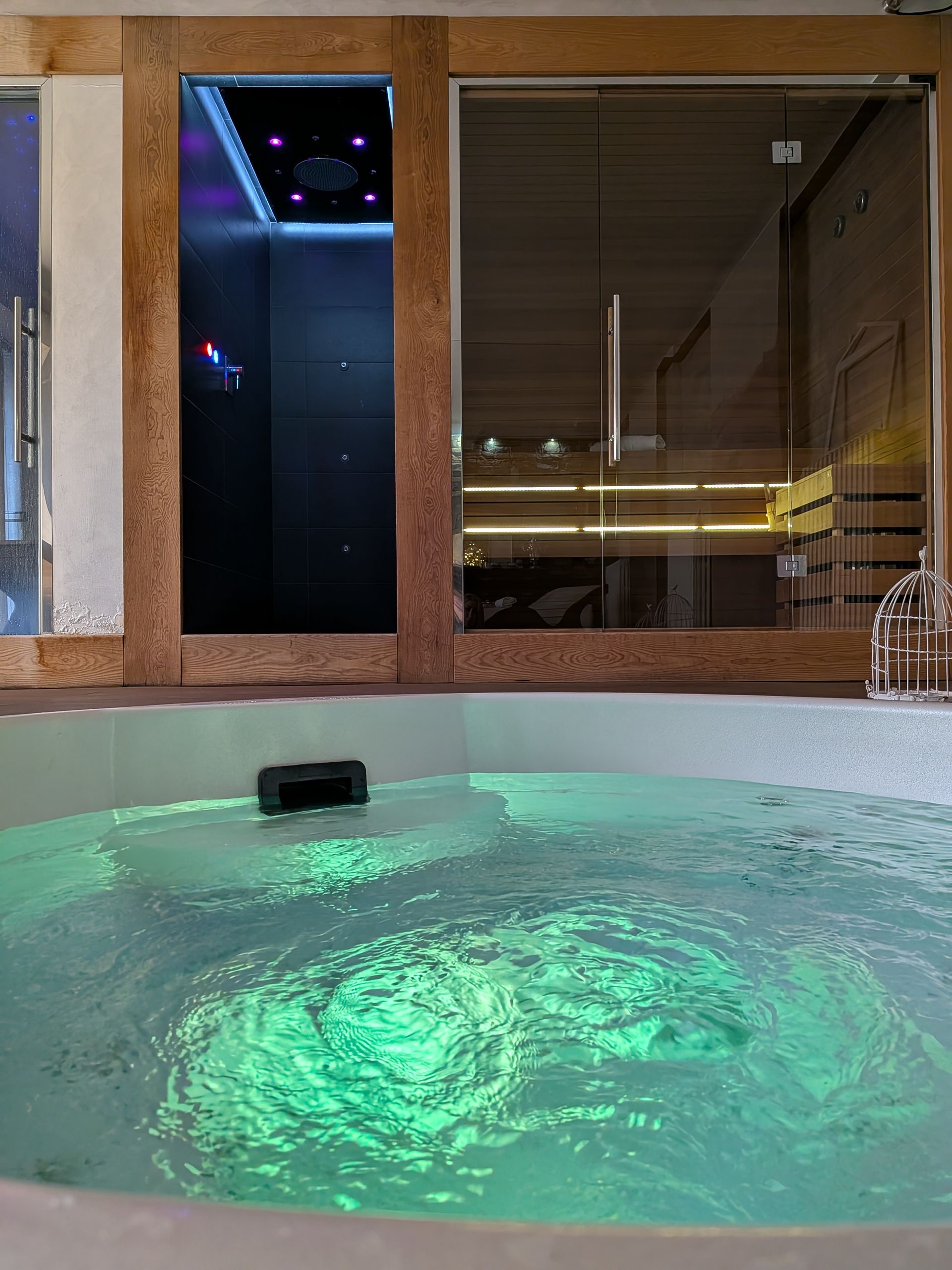 Cromoterapia di vasca idromassaggio in Spa privata Rocche di Montexelo 