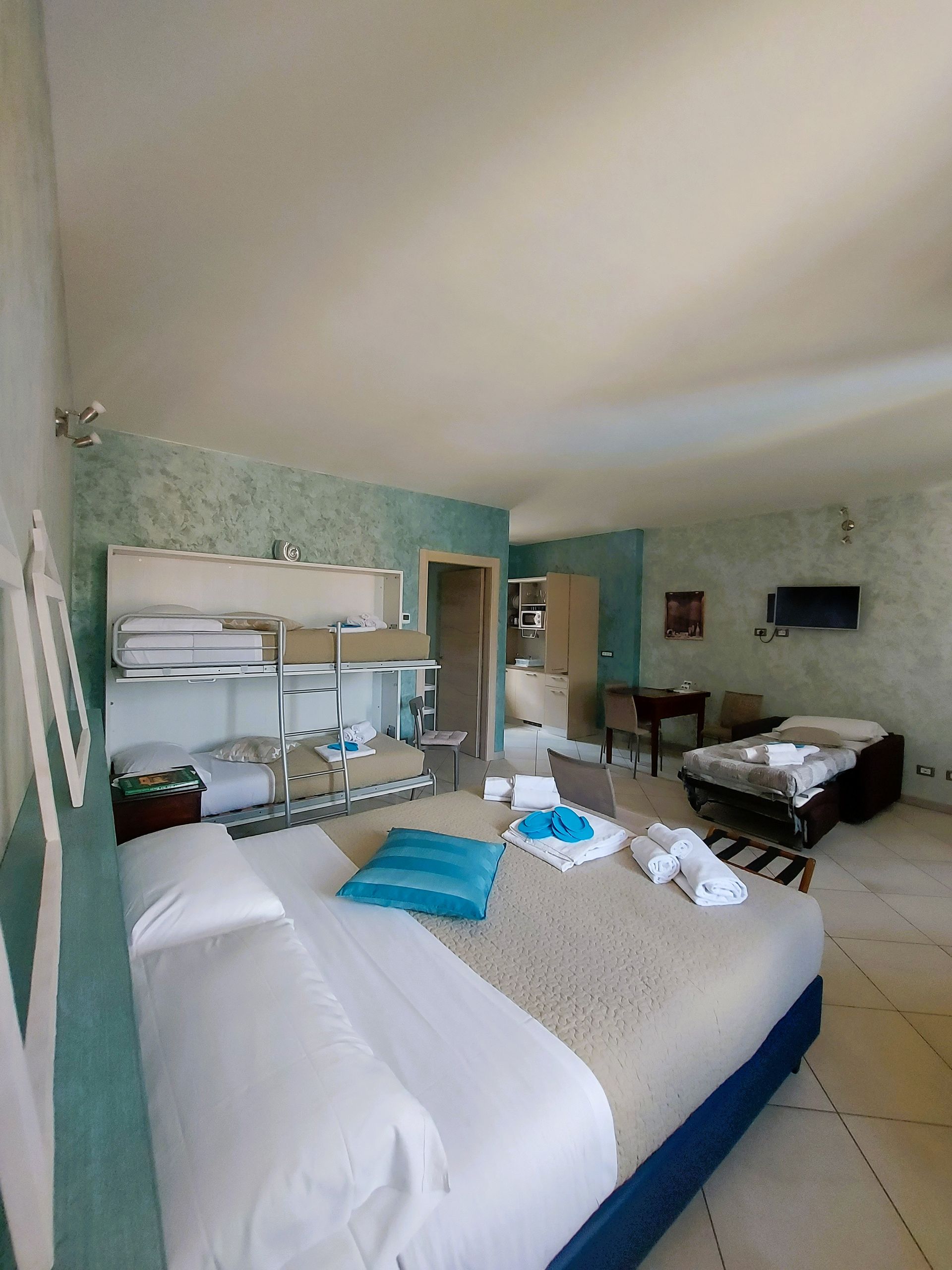 Panoramica appartamento Specchi d'Acqua a Rocche di Montexelo  con tv e cucina attrezzata