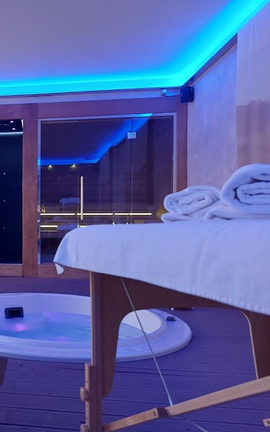 Cromo-aromaterapia su lettino per  massaggi in spa privata nella Langhe a Rocche di Montexelo