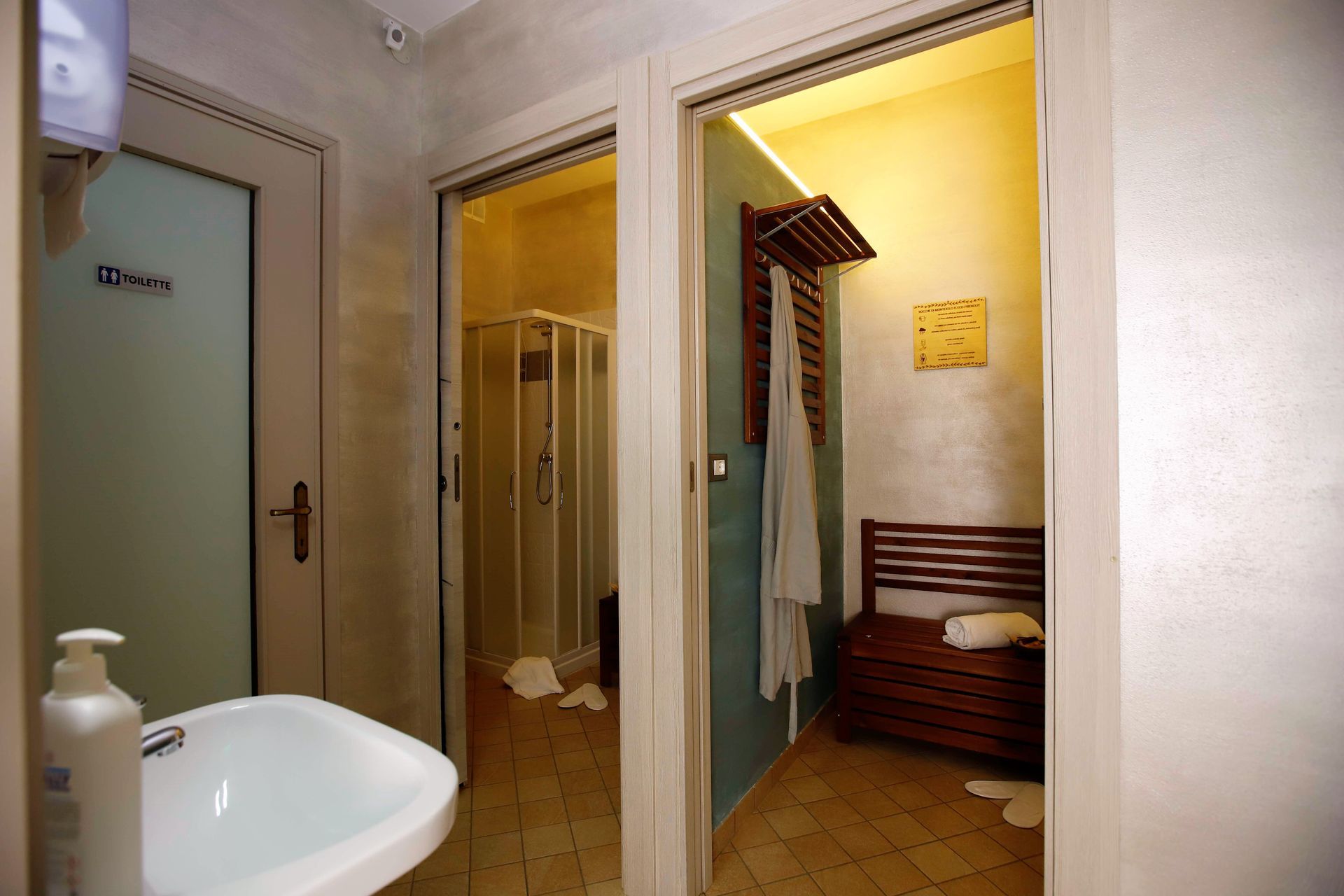 Spogliatoi con set biancheria spa completo per l’esperienza benessere privata a Rocche di Montexelo