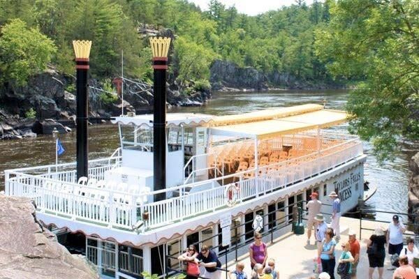 scenic-boat-tour