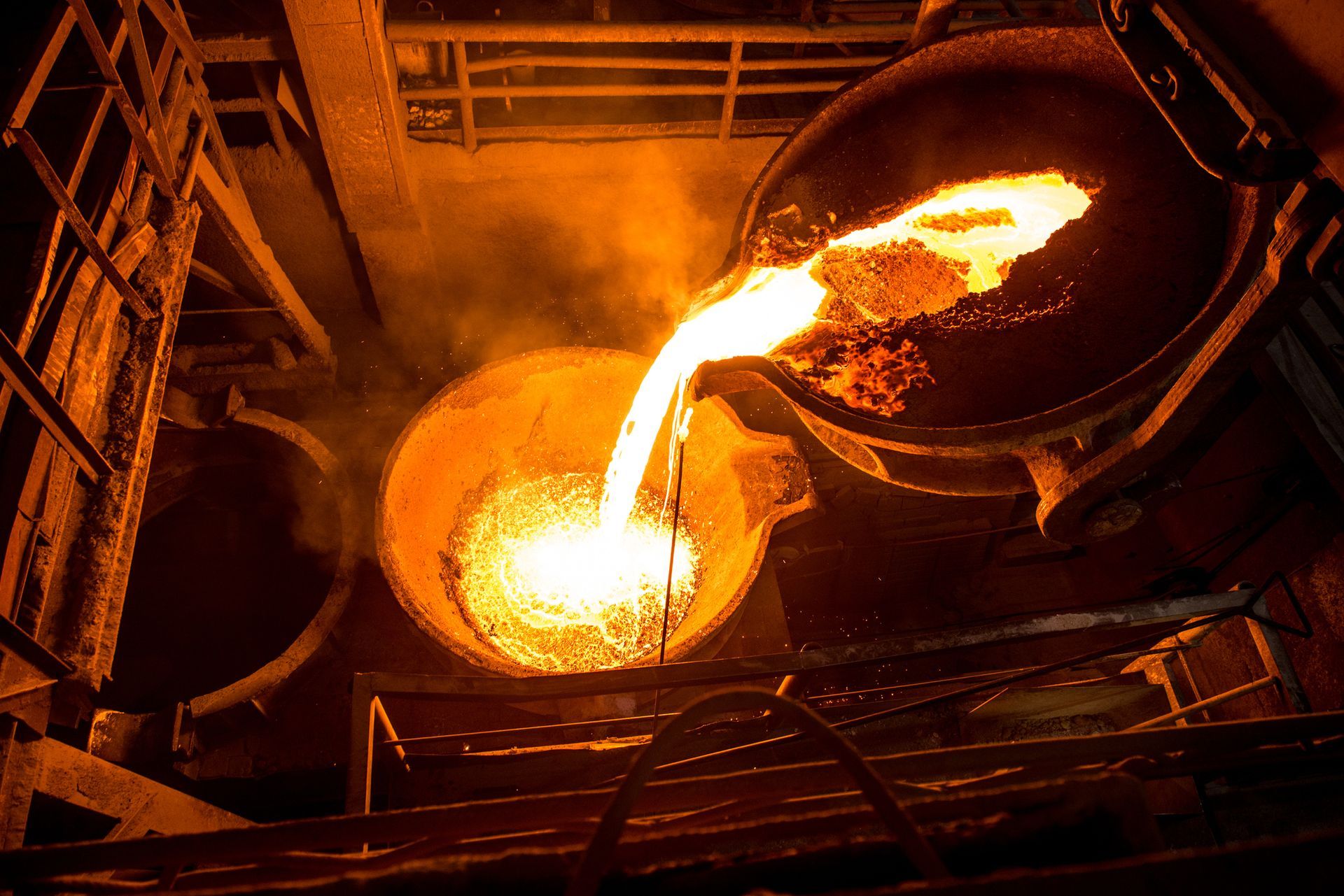 The tank pours liquid metal at the steel mill, highlighting the use of a refractory material. The tank pours liquid metal at the steel mill, highlighting the use of a refractory material.