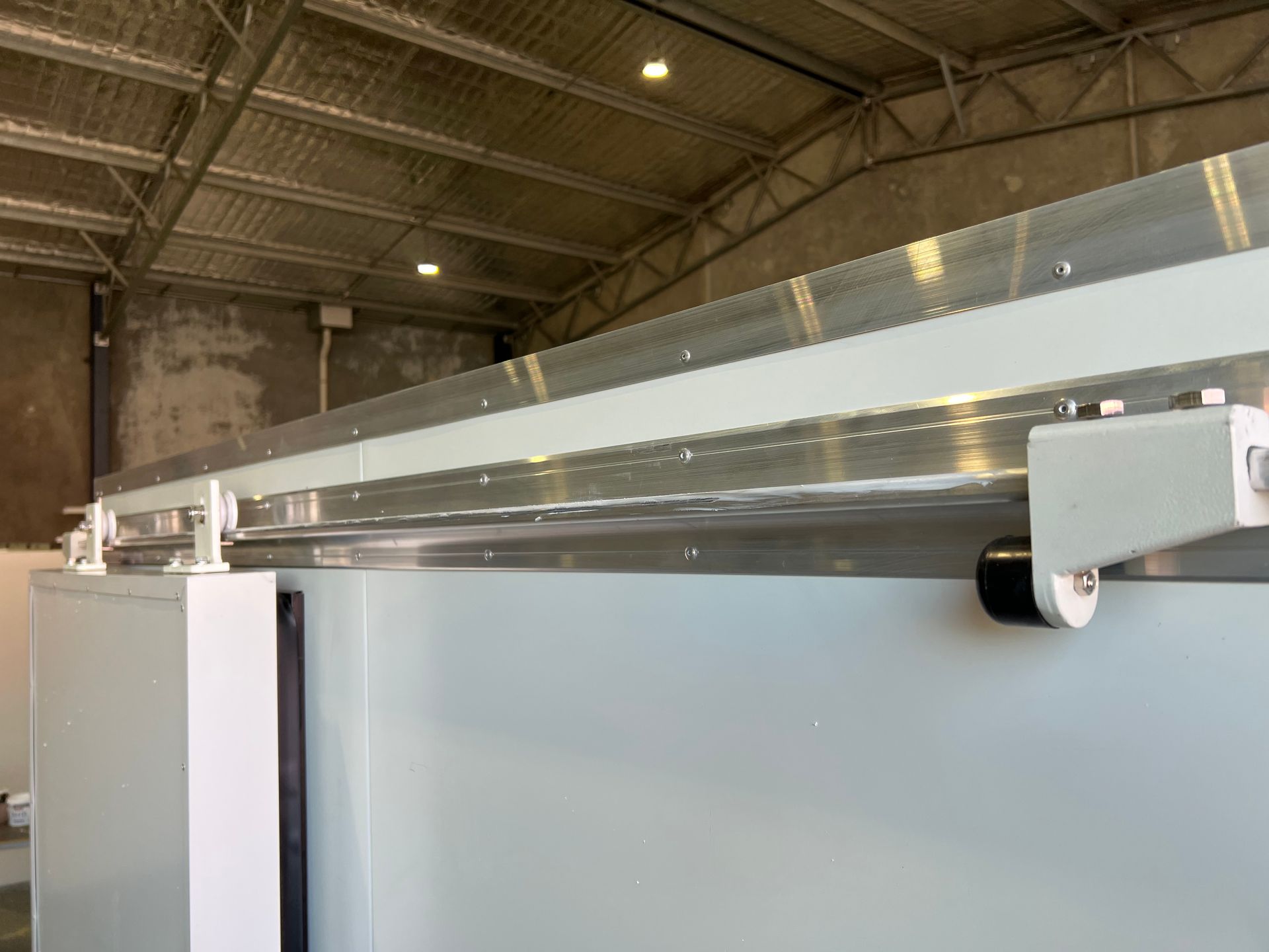 barn door rail and door hardware for portable coolrooms
