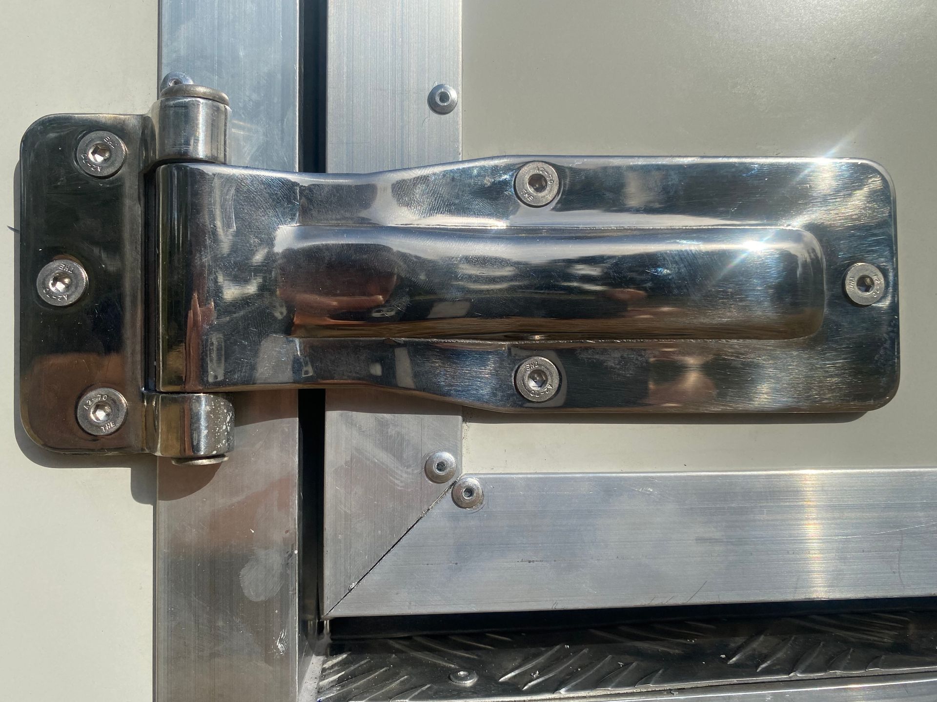 Flush hinge and door hardware for portable coolrooms