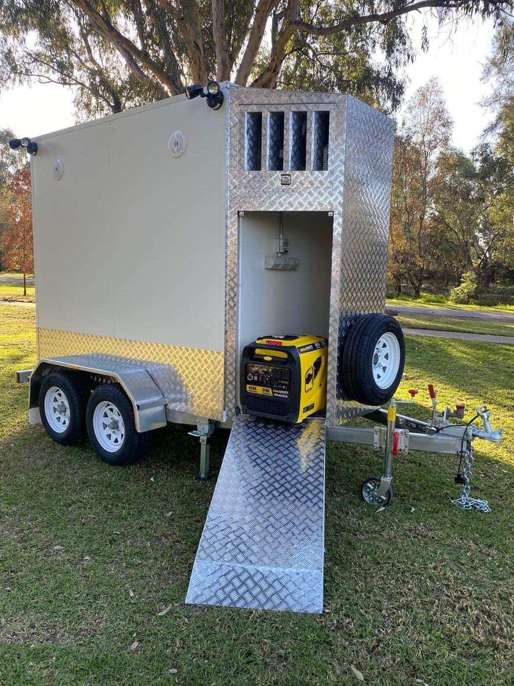Generator ramp accessory for portable coolrooms