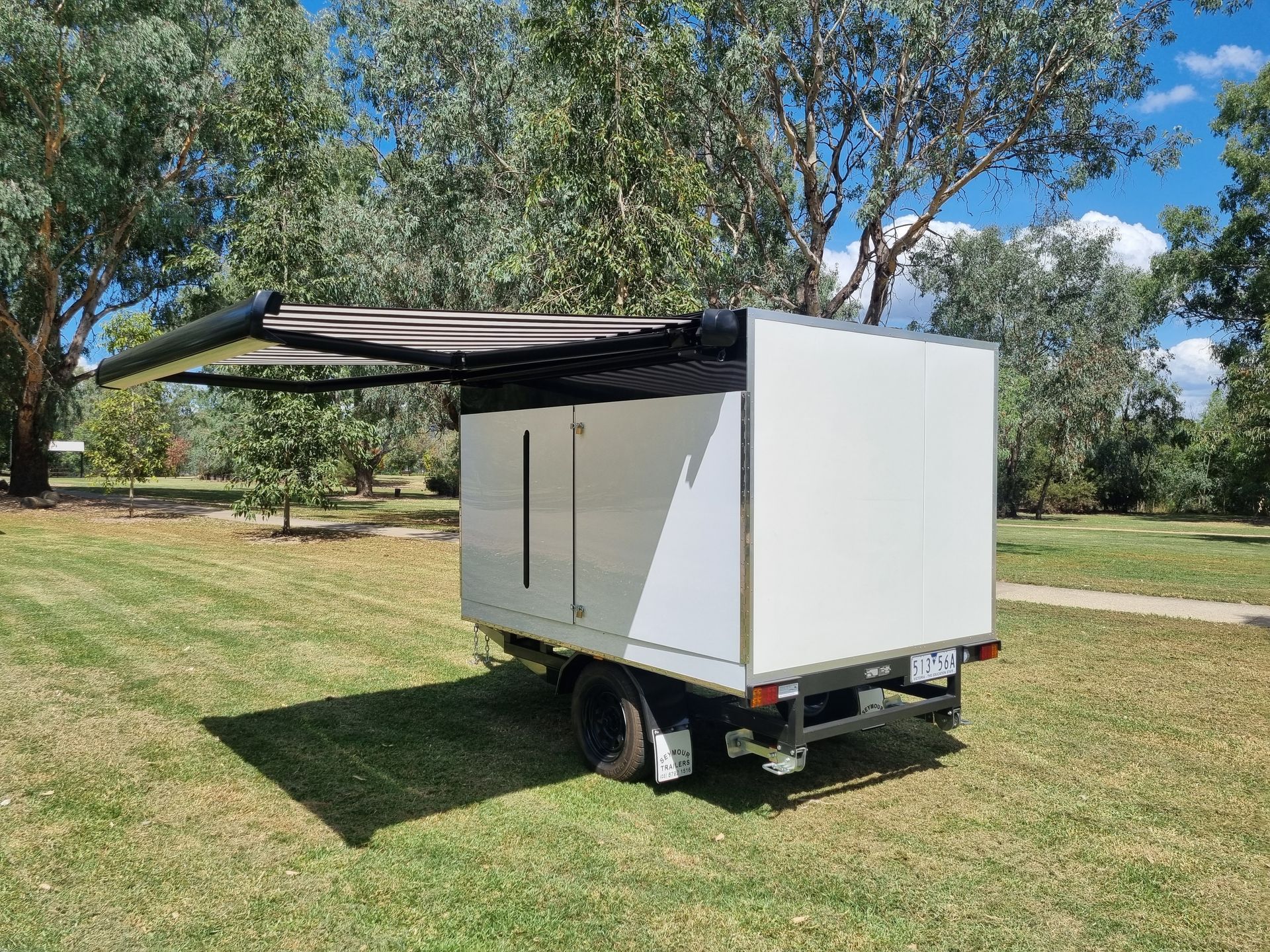 Retractable awnings for portable coolrooms
