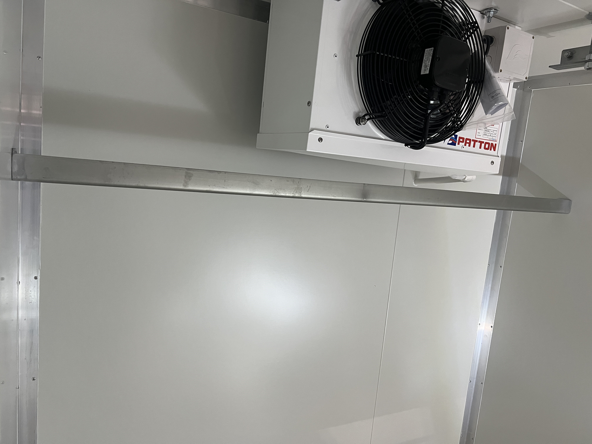 Single meat rail for portable coolrooms