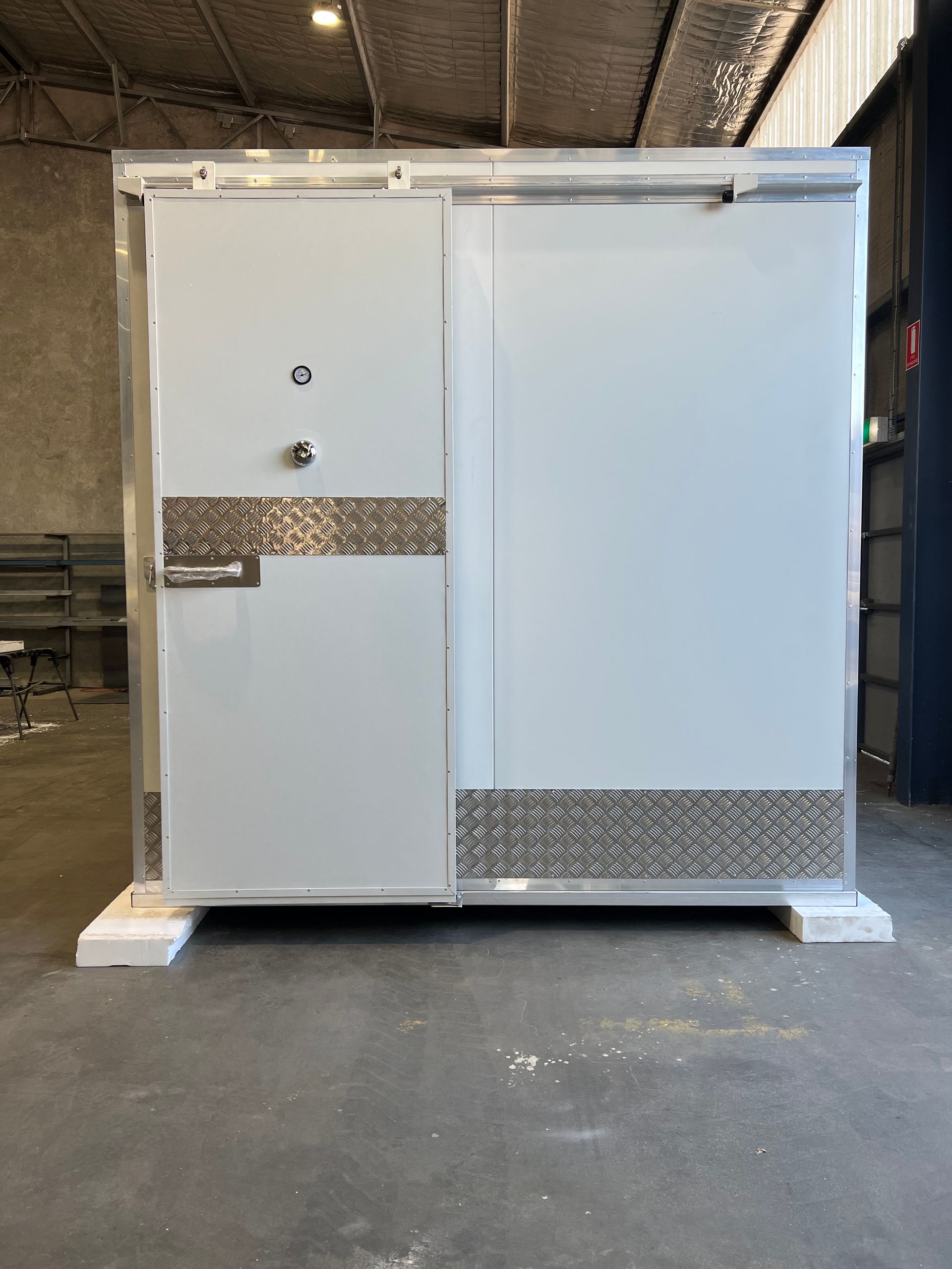 Sliding door portable coolrooms
