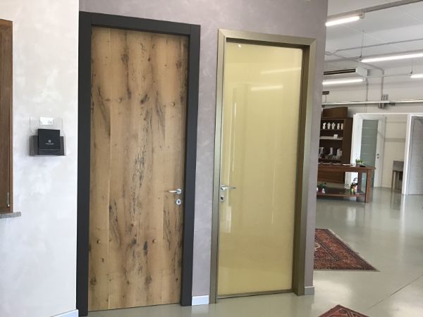 porta in legno antico e porta in vetro lucida