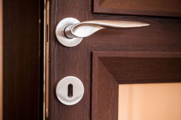 dettaglio maniglia classica porta in legno