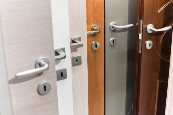 maniglie in metallo per porte interne